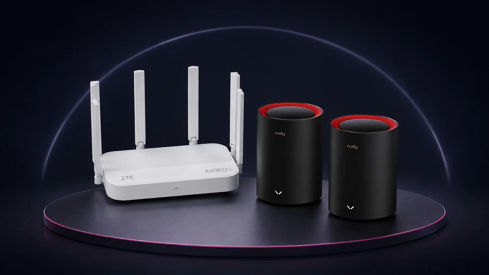 Router blanco ZTE AX3000 y dos nodos negros Cudy M3000, con todos sus componentes exteriores visibles